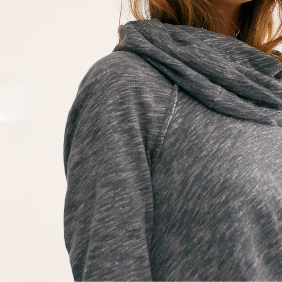 Free People Coccon Cowl Neck Pull over Top size S - Picture 3 of 9